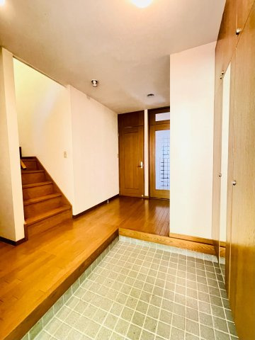 日の出町大久野　中古戸建の玄関|玄関には収納あり！