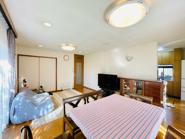 日の出町大久野　中古戸建の居間・リビング|1階のリビングダイニング