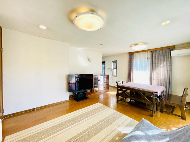 日の出町大久野　中古戸建の居間・リビング|くつろげるリビングダイニング！