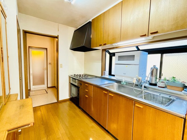 日の出町大久野　中古戸建のキッチン|収納豊富なキッチン！