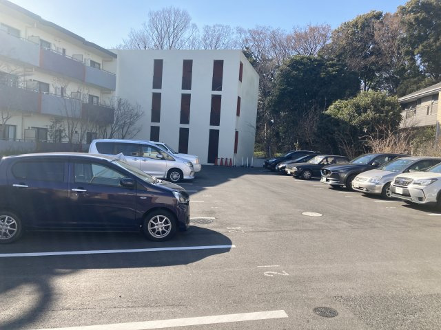 CRESCENT　COURTの駐車場