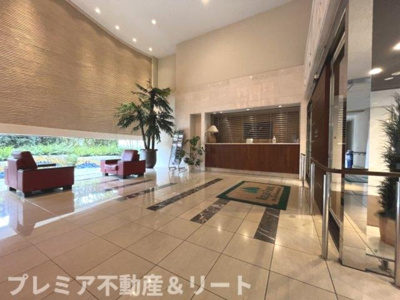 【ロビー】 | ロイヤルパークスシーサー南千住 | コンシェルジュデスクがあります