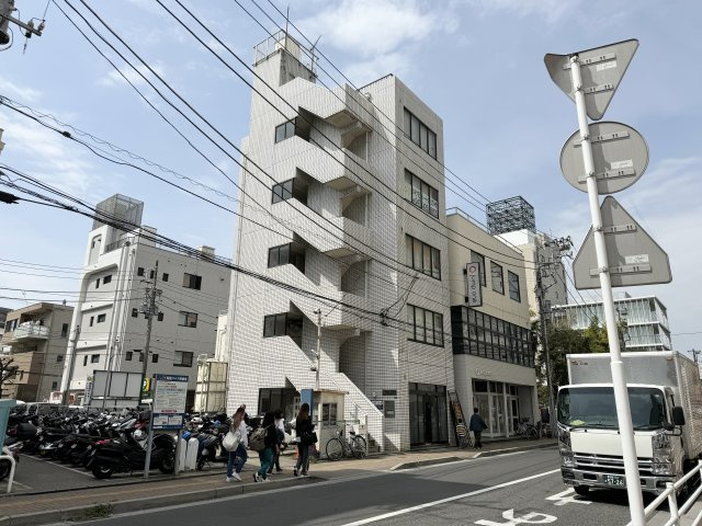 ヤマケンビルの外観