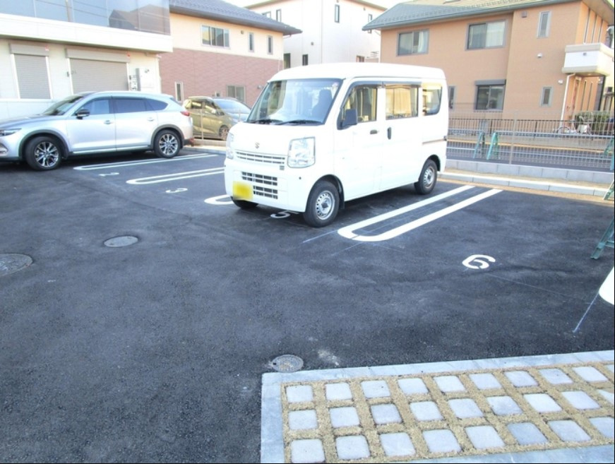 アレクシスの駐車場