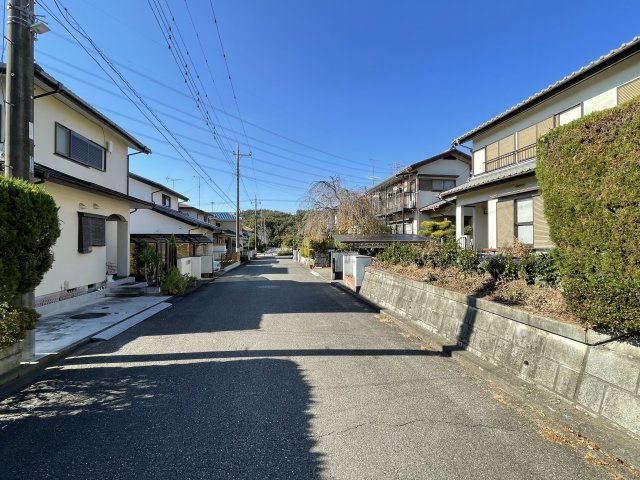 高崎市吉井町南陽台1丁目　中古650の前面道路含む現地写真|広々前面道路(^^♪
