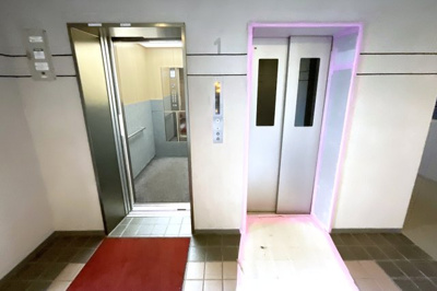 【エントランス】 | グランデュール鴨川Ⅲ番館 | 【エレベーター2基】忙しい朝の時間でもエレベーターが2基あると順番待ちが緩和されます。