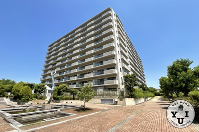 【外観】 | グランデュール鴨川Ⅲ番館 | こちらのマンション敷地内には児童公園があり小さいお子様がいらっしゃるご家庭は助かります。マンション駐車場もあり、イオンモール桂川まで車で約9分と気軽にショッピングが楽しめます。