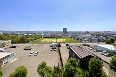 【展望】 | グランデュール鴨川Ⅲ番館 | マンションのすぐ側には鴨川が流れています。鴨川の遊歩道でウォーキングやお散歩が楽しめます。ペットのお散歩コースにも困りません。