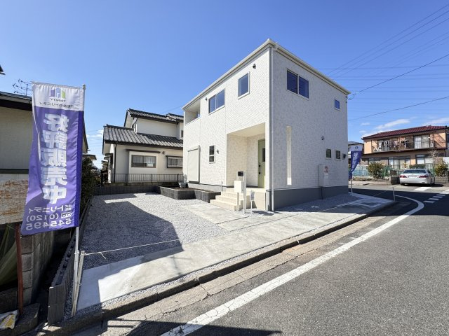 新築　高崎市金古町第10　Livele Garden.S　1号棟の駐車場|現地写真　 駐車スペース広々！建物南側に並列2台+1台置けます♪					
