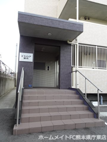 熊本市東区新外２丁目の賃貸マンションのエントランス