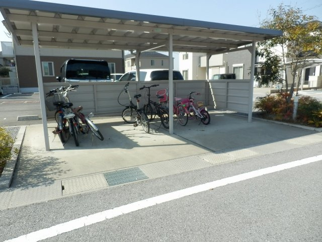シャーメゾンコートKⅡのその他共用部分|屋根付きの駐輪場です。