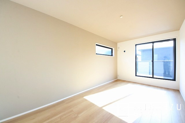 【寝室】 | 洋室の明るさの訳は2面採光のおかげです。天気の良い日は窓を開けて空気の入れ換えを。収納あり、自然な採光ありの洋室は過ごしやすい主寝室などにもお勧めです。