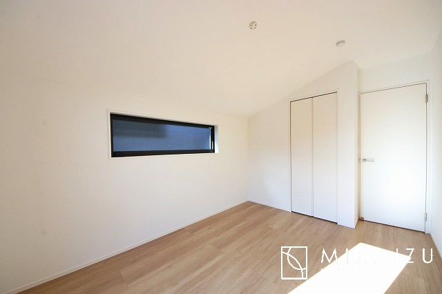 【寝室】 | 収納あり、自然な採光ありの洋室。家族みんなが気持ち良く目覚められる、過ごしやすい主寝室などにもお勧め。もちろん、ペットもご一緒に。