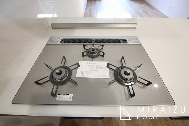 【設備】 | 嬉しい3口コンロにグリル。煮物に揚げ物、焼き物、蒸し料理、お料理は楽しく美味しく。レパートリーが増やせます