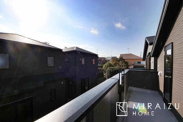 【バルコニー】 | 小鳥の鳴き声で目覚める朝、爽やかな風が入ります。太陽の陽射しでお洗濯物がカラッと乾き、気持ちの良い洋服とお布団で快適に過ごせます。