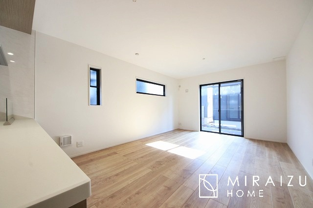 【居間・リビング】 | お子さんが宿題をしたり、ちょっとした作業もできる、家族みんながそれぞれの時間を過ごせるリビングです。