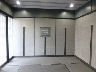 【ロビー】 | 倉敷川西町RGB（倉敷市川西町　賃貸事務所）ビル入口に案内板があるので来客が迷子になりません☆