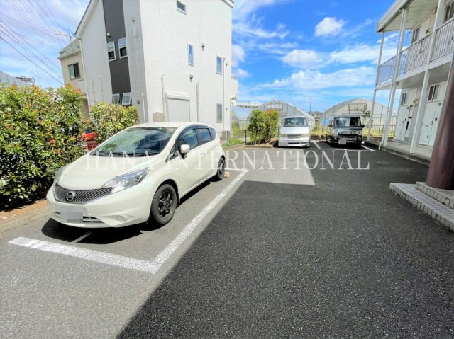 レオパレスキャトル セゾンの駐車場