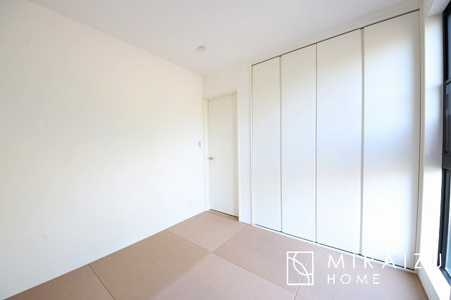 【和室】 | 洗濯物をたたむ時やアイロン掛けをする際にも広々と使えて役に立ちます。また、冬にはこたつを出して家族でくつろぐことも出来ます。