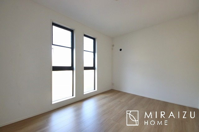 【洋室】 | 家具にこだわり、レイアウトを楽しんで、お部屋で過ごす時間は自分だけの落ち着いた空間として使えます。