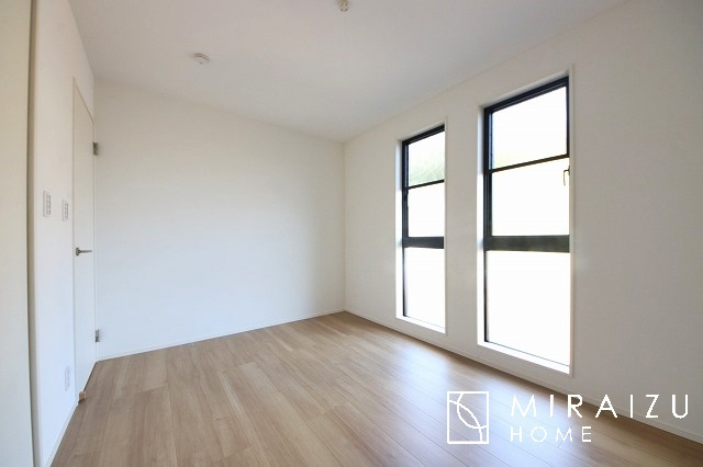 【洋室】 | 洋室の明るさの訳は2面採光のおかげです。天気の良い日は窓を開けて空気の入れ換えを。お花や緑も映える室内です。