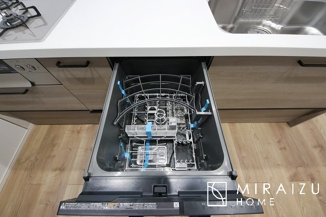 【設備】 | 食洗器で大幅に家事が楽になります。空いた時間は家族団らんに使えます。食後のテレビ鑑賞やリラックスする時間もでき、毎日の暮らしにゆとりが生まれます。