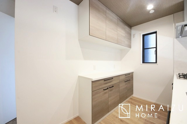 【収納】 | 収納力と機能性を備えたシステムキッチン。圧力鍋や大きなフライパンなどの調理器具から調味料など幅広く収納し、お料理のしやすいつくりになっています。