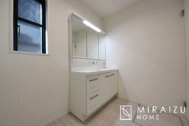 【独立洗面台】 | 洗濯機置き場、脱衣スペースもしっかりと確保されている洗面室。
水回りが集結した間取りなので、お料理やお洗濯物、お掃除の同時進行も可能です。