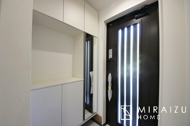 【玄関】 | 永く住むからこそシンプルで飽きのこないデザインに。ただいま、おかえりの温かな声が聞こえる玄関。