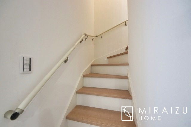 【内装】 | 安全性に配慮した手すり、清潔感や明るい陽光を取り入れてくれる窓がある階段。LED照明付きでお財布にもやさしいつくり。