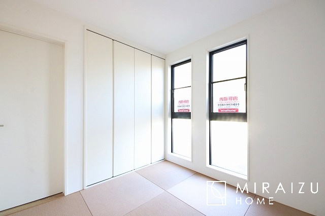 【和室】 | 襖からの明るい光が差し込む和室！暖かな和室でお客さんを迎え入れられます。リビング隣和室で引き込み戸になっているので、広々と開放出来ます。