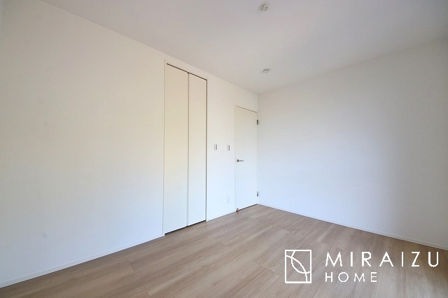 【洋室】 | 南面に面した洋室は陽当たり、風通し共に良好です。明るい部屋はそれだけで気分が晴れやかになります。