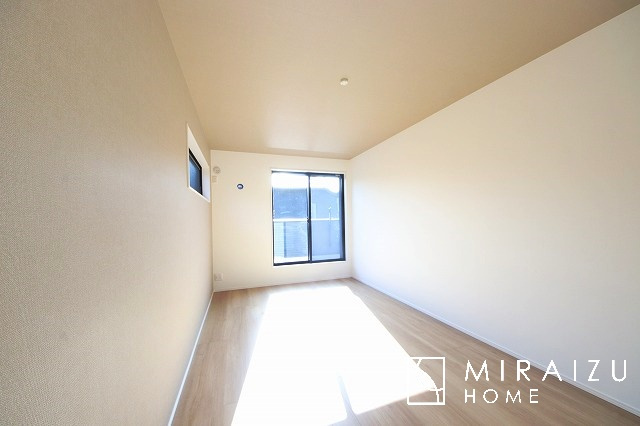 【寝室】 | 長方形に近い居室なので、家具の配置も人それぞれバラエティーに富んだレイアウトが出来ます。