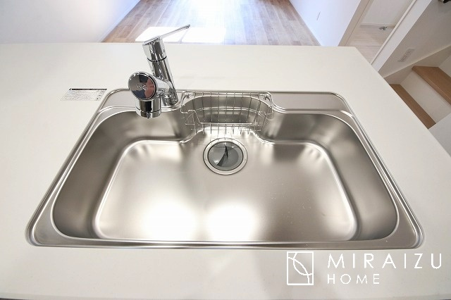 【設備】 | シンク周りをすっきりとさせるだけでなく、優れたデザイン性や使い勝手の良さが人気の蛇口一体型の浄水器。