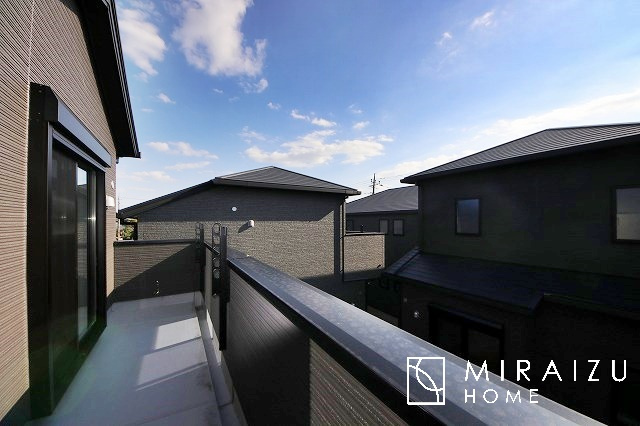 【バルコニー】 | 広々としたバルコニーも魅力の一つです。お洗濯物もお布団も一度にたくさん干せる南向きのバルコニー。