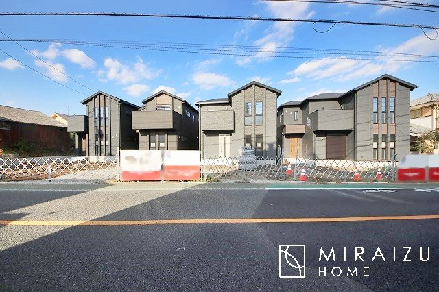 【外観】 | 前面道路は車通り少なめで広々としています。駐車が苦手な方でも焦らずに駐車出来ます。