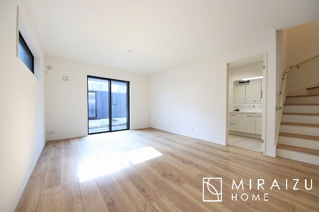 【居間・リビング】 | 食事を取るスペースもリラックスしてくつろげるスペースもお子さんが勉強するスペースも兼ね備えたリビングダイニング。