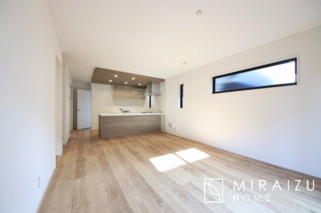 【居間・リビング】 | 窓が多いと温かな太陽の光と心地いい風が室内へと入ります。家族が集まるリビングは明るく過ごしやすいつくりです。窓が多いお家は住みやすい証です。