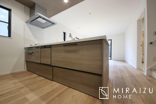 【キッチン】 | 広々としたキッチンは大きな深型シンク、3口コンロ、換気扇、大きなお鍋から小物まで取り出しやすさを考えられた引き出し収納の付いたシステムキッチンです。