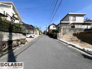 【前面道路含む現地写真】 | 宇治市広野町桐生谷　売土地　建築条件付き | 間口広々12.8ｍございますので玄関アプローチや駐車スペースもたっぷりとることができます。