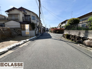 【前面道路含む現地写真】 | 宇治市広野町桐生谷　売土地　建築条件付き | 前道が6ｍあり、間口も広々12.8ｍございます。駐車が苦手な方でも安心していただけます。