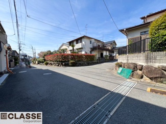 【前面道路含む現地写真】 | 宇治市広野町桐生谷　売土地　建築条件付き | 間口12.8ｍと広く、約46坪の整形地ですので、ご希望の間取りが入りやすいです！