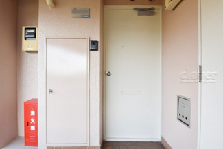 【その他共用部分】 | 皆様をお迎えする、お部屋の玄関ドア。開けやすさや開放角度、ドアノブの操作しやすさや鍵の形状などを、現地で一度ご確認ください。～即日のご見学可能～　お問合せはお気軽にどうぞ。