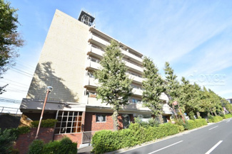 【外観】 | 手入れの行き届いた外壁やエントランスなど、「見ればわかる」レベルで清潔感を保ったマンションです。築年数を感じさせない姿で皆様をお出迎えします。～即日のご見学可能～　お問合せはお気軽にどうぞ。
