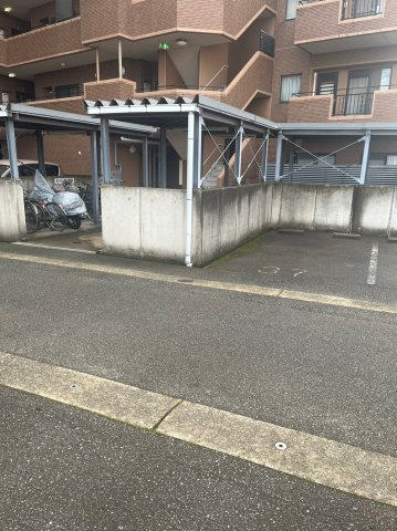 信開ガーデンコート文京の駐車場|３７番を使用中。他、駐車区画の空きもあります（令和５年１１月現在）。敷地内駐車場には融雪が付いて雪の日も安心です。