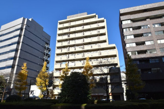 【外観】 | 青空によく映える建物です。手入れの行き届いた外壁やマンション正面エントランスなど、綺麗な姿をぜひ一度、現地にてご覧ください。～即日のご見学可能～　お問合せはお気軽にどうぞ。