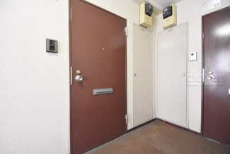 【その他共用部分】 | 皆様をお迎えする、お部屋の玄関ドア。開けやすさや開放角度、ドアノブの操作しやすさや鍵の形状などを、現地で一度ご確認ください。～即日のご見学可能～　お問合せはお気軽にどうぞ。