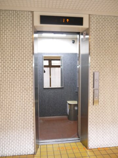 【その他共用部分】 | やっぱりあると便利です。EVホール。