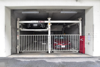 【駐車場】 | マンションの駐車場スペース。空きの有無や駐車料金、サイズ規定などについては、改めてお問い合わせください。～即日のご見学可能～　お問合せはお気軽にどうぞ。