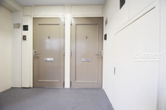【その他共用部分】 | 皆様をお迎えする、お部屋の玄関ドア。開けやすさや開放角度、ドアノブの操作しやすさや鍵の形状などを、現地で一度ご確認ください。～即日のご見学可能～　お問合せはお気軽にどうぞ。